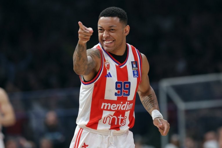 Oglasio se Jago dos Santos: Prst u oko navijača Crvene zvezde tokom bolnog meča u Evroligi! (FOTO)
