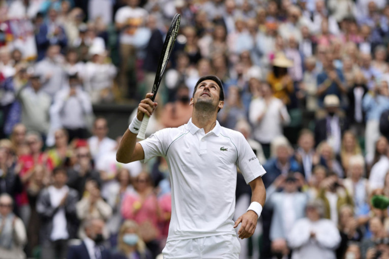 JANIK SINER ZAPANJEN! Ne može da veruje šta je Novak Đoković odlučio pred polufinale Vimbldona (VIDEO)