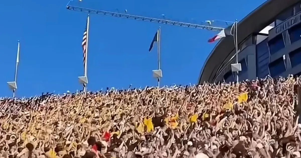 Najemotivniji snimak godine: 100.000 navijača i igrači mahali deci u bolnici pored stadiona
