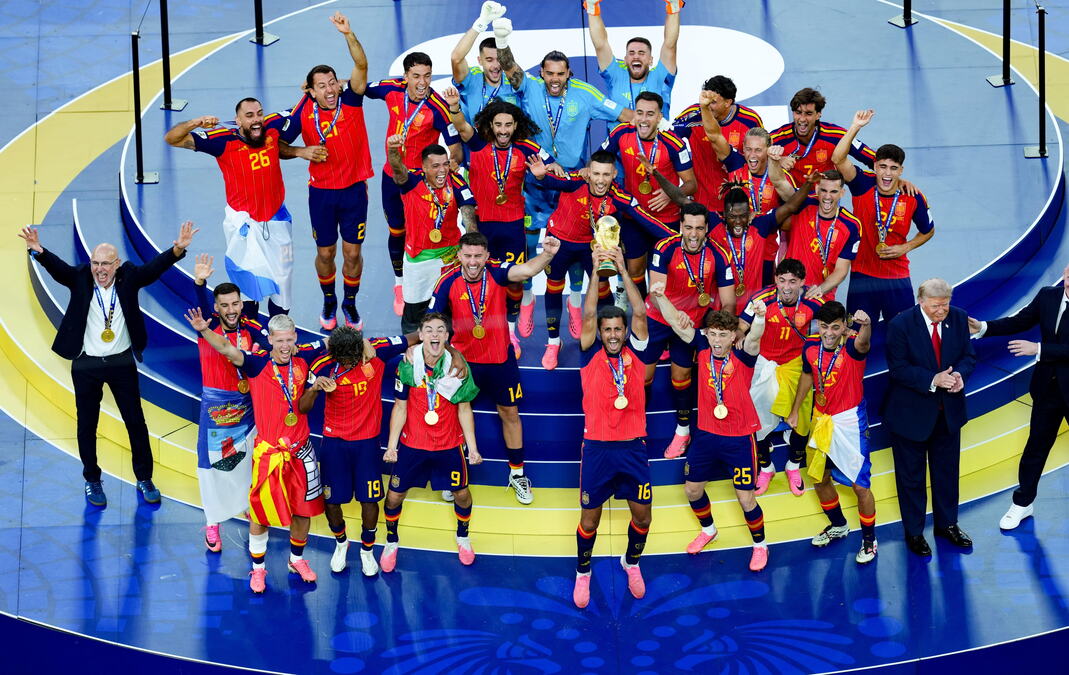 TRAMP I INFANTINO DODELILI PEHAR ŠAMPIONIMA: Rodri osvojio Zlatnu loptu, sva priznanja idu u Španiju