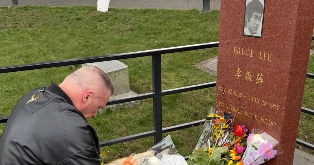 Legendarni Srbin došao na grob Brus Lija, kleknuo pred njega: Zauvek ćeš biti moj idol