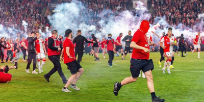 Užasne scene iz Praga: Huligani upali na teren i bakljama napali igrače, meč momentalno prekinut (FOTO/VIDEO)