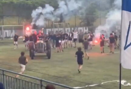 DOK EVROPA SLAVI UZ ŠAMPANJAC, U SRBIJI SE TITULE PROSLAVLJAJU OVAKO! Traktor uleteo na teren, nastale scene za nevericu! (VIDEO)