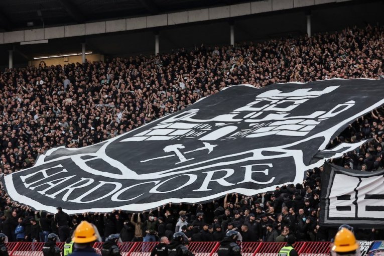 "ŠTRAJKUJEM GLAĐU DOK ON NE ODE!" Grobari besni posle poraza u 180. večitom derbiju, ali dva igrača su ih oduševila! (FOTO)