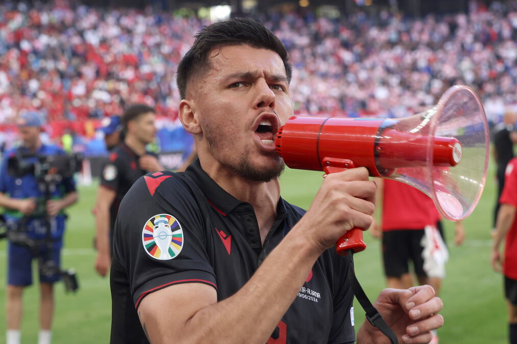 BRAĆA ZVEZDINIH NAVIJAČA STOPIRALI TRANSFER ALBANCA KOJI JE VREĐAO SRBE: Grafitom pokazali šta misle o dolasku napadača u Moskvu!