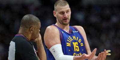 Skandal u NBA ligi! Sudija koji mrzi Nikolu Jokića umalo nasrnuo na trenera (VIDEO)