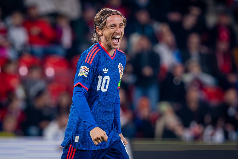 POGLEDAJTE KAKO JE MODRIĆ U 42. GODINI PONIŽAVAO ASA BARSELONE! "Provozao ga" po terenu, ovim driblinzima ga je doveo do ludila! VIDEO
