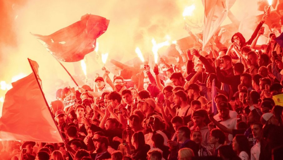 NAVIJAČI U ČETIRI UJUTRU ČEKALI SELEKTORA DA SE OBRAČUNAJU! Haos zbog ispadanja sa Mundijala (VIDEO)