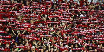 BRUKA I SRAMOTA: Navijači veličali OVK na stadionu (FOTO)