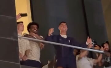KRISTIJANO RONALDO NAPRAVIO LUDNICU POSLE POBEDE NAD HRVATSKOM: Izašao na terasu hotela, navijači upali u trans kad su ga videli! Ova scena obilazi planetu