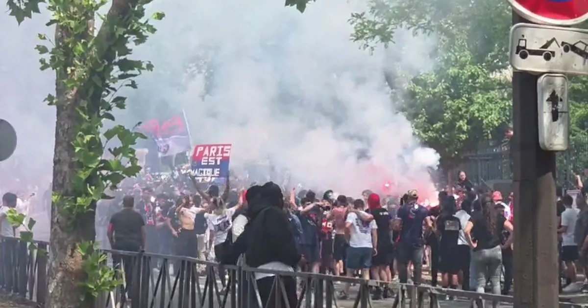 Pariz gori pred finale Lige šampiona: Baklje, dim i trans navijača PSŽ - a, atmosfera dostiže tačku usijanja!