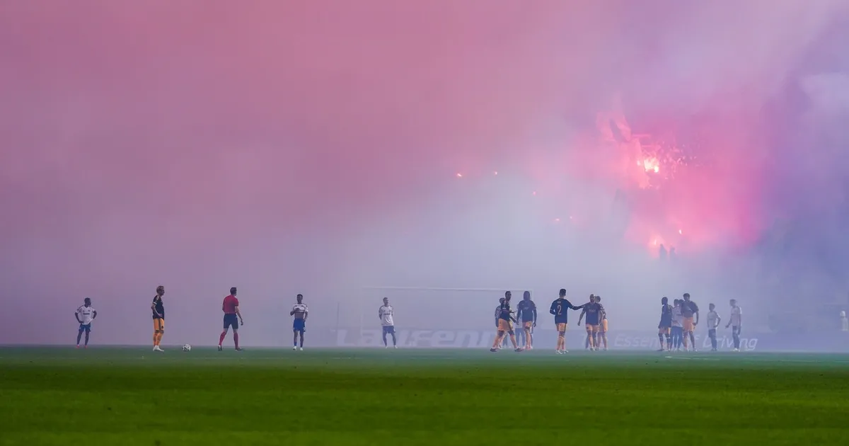 Skandal u Hrvatskoj: Torcida prekinula utakmicu Hajduk - Ajaks, sudija poslao igrače u svlačionicu