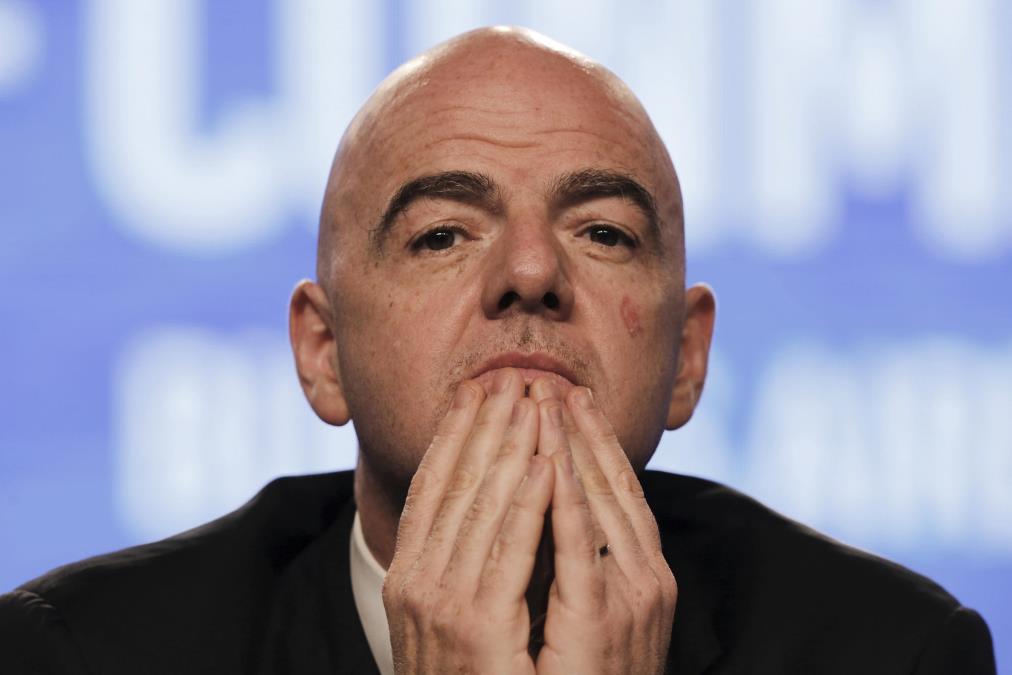 FIFA MENJA FUDBAL IZ KORENA! Stižu pravila koja će šokirati klubove i agente: Igrači dobijaju deo milionskih transfera!
