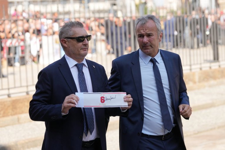 DIRLJIV GEST SAVIĆEVIĆA! Tužne scene u Milanu - DEJIN POTEZ ĆE NAVIJAČI MILANA VEČNO PAMTITI (FOTO-GALERIJA)