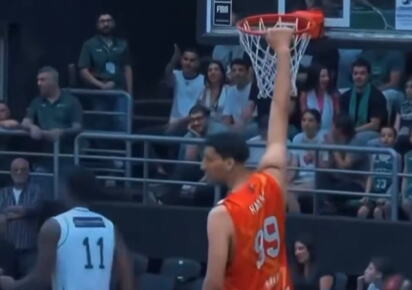 KOLIKI JE OVAJ ČOVEK?! NESTVARNO! Košarkaški div od 235 centimetara ZAPANJIO SVET! (VIDEO)