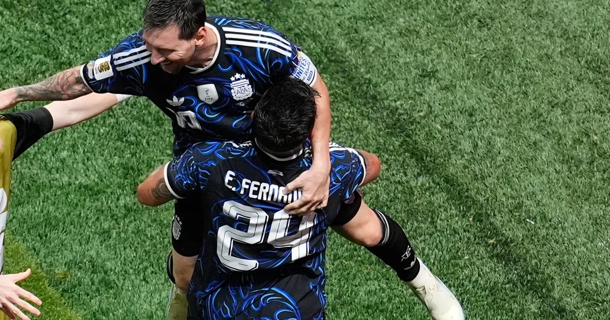 Mesi se oprostio od Argentine, pa se javio njegov sadašnji saigrač, imao je 15 godina: "Kako da te ubedimo..."