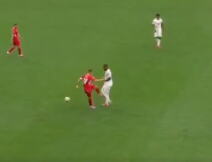 SRAMOTA! GRANIT DŽAKA IZ SVE SNAGE ŠUTNUO PROTIVNIKA! Umalo da nastane opšta tuča, pogledajte kako je provokator napravio ogroman skandal na Mundijalu! VIDEO