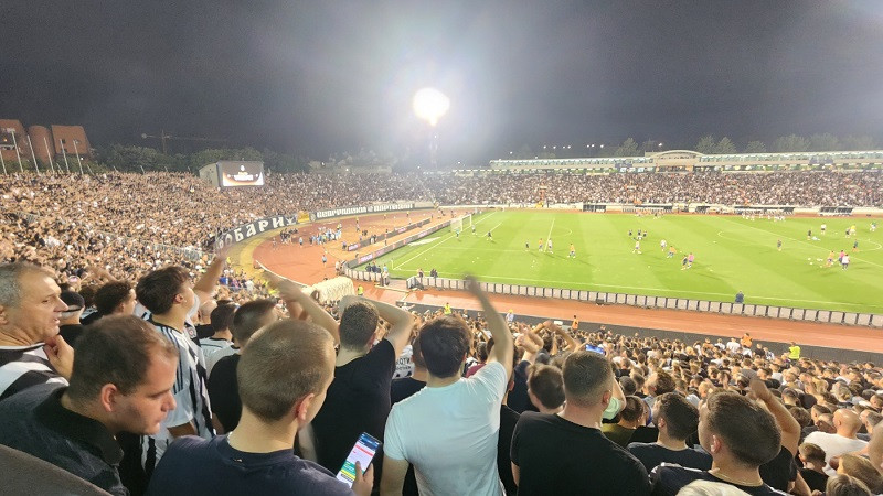 (VIDEO) UŽIVO - Krcate tribine u Humskoj, pilot poveo navijanje, stižu i košarkaši!