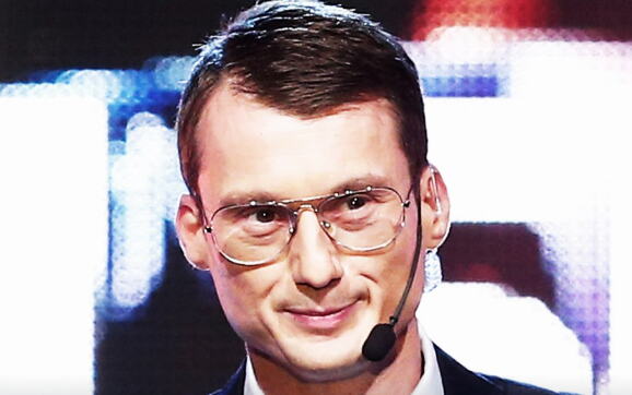 TUŽNA VEST! Preminuo poznati fudbalski komentator!