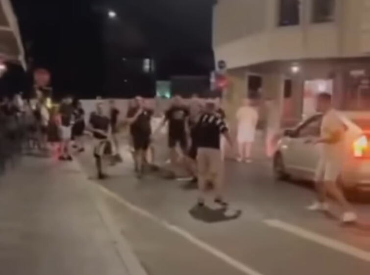 BRUTALNA TUČA HULIGANA NA ZAGREBAČKOM AERODROMU! Bed Blu Bojsi napravili strašnu sačekušu, navijači padali po automobilima! (VIDEO)