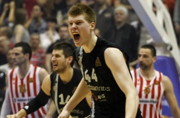 Bertans podigao trofej prvi put posle 12 godina i sezone u Partizanu