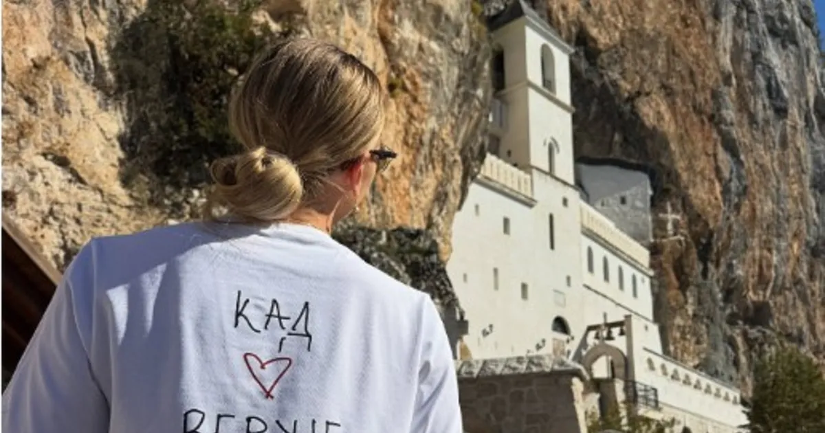 Najbolja atletičarka Balkana posetila manastir Ostrog, na majici ispisala poruku o kojoj priča region