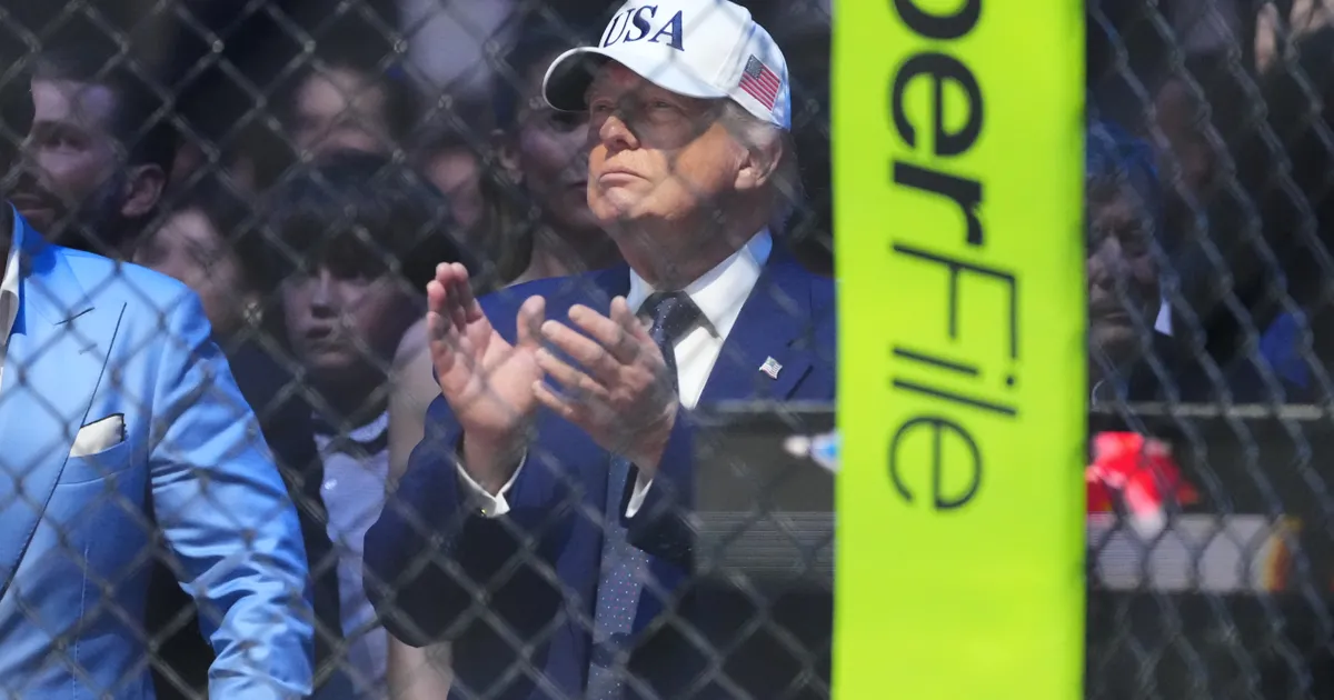 Ovako je Donald Tramp proslavio pobedu Gejdžija nad Topurijom: Ušao s Melanijom u oktagon na kraju