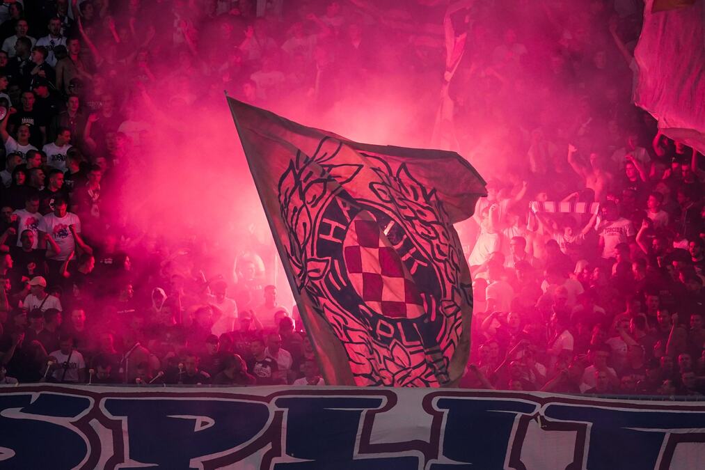 NAVIJAČ HAJDUKA IZ SPLITA ZAVRŠIO U ZATVORU POSLE EPSKOG SKANDALA! Uzvikivao nacističke parole, Hrvati ga osudili: O kazni BRUJI REGION!
