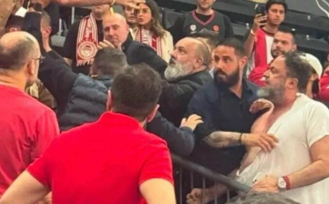 HAOS I ŽESTOK SUKOB KOJI NISTE MOGLI DA VIDITE U PRENOSU! Moćnici u klinču: Gazda Olimpijakosa napao bivšeg savetnika premijera Grčke (VIDEO)