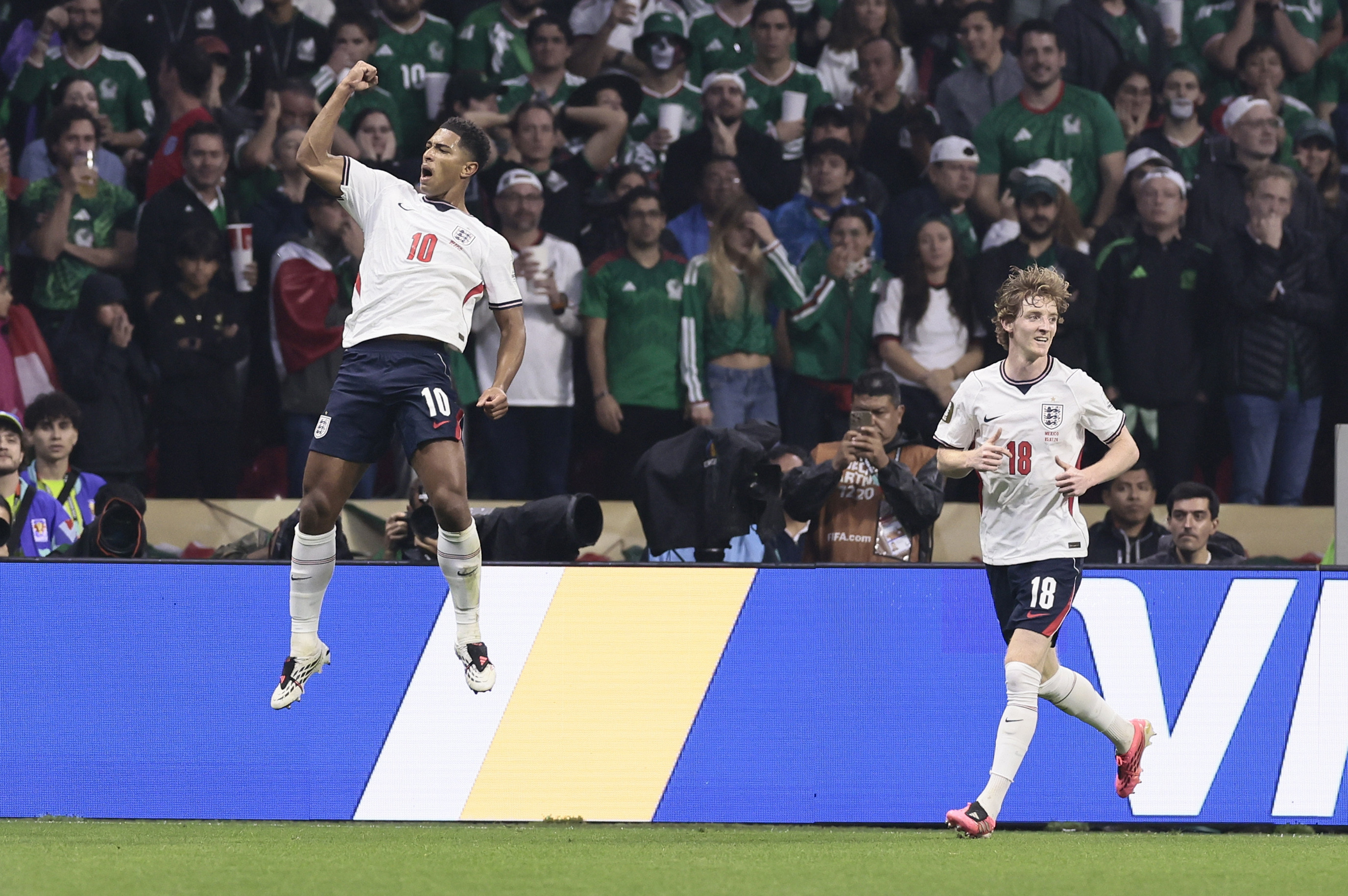(VIDEO) - Fudbalska fešta na "Asteki", Englezi prošli kroz golgotu i izbacili domaćina!