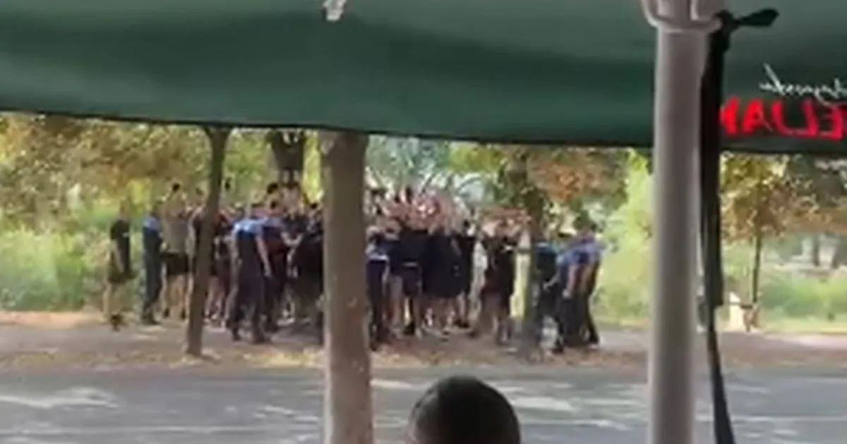 "Robijaši" se sreli sa "Crvenom armijom" nasred ulice, a onda je iz kafića krenuo čovek sa bakljom