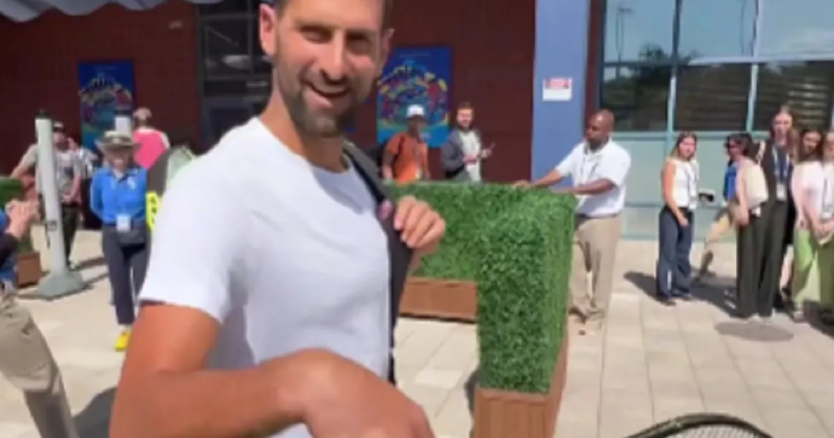 Novak dobio neverovatan poklon od navijača kada je krenuo na trening: Oduševio se, odmah ga isprobao uz osmeh!