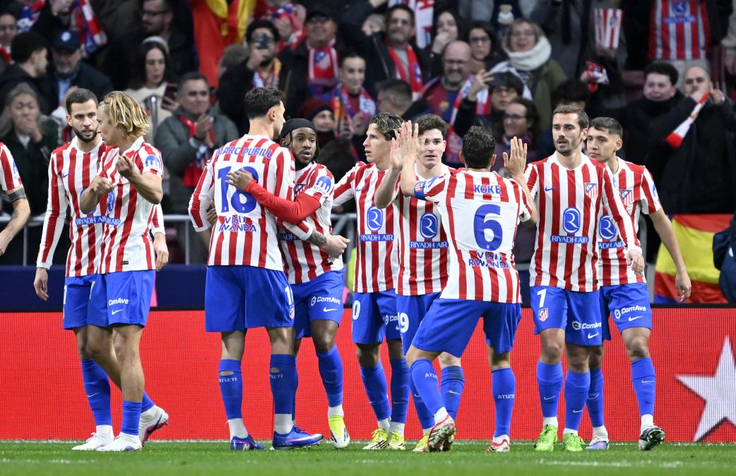 HAOS U MADRIDU! NAVIJAČI ATLETIKA IZVIDŽALI SVOG FUDBALERA! Ceo stadion je "eksplodirao" kada je spiker pročitao njegovo ime! VIDEO