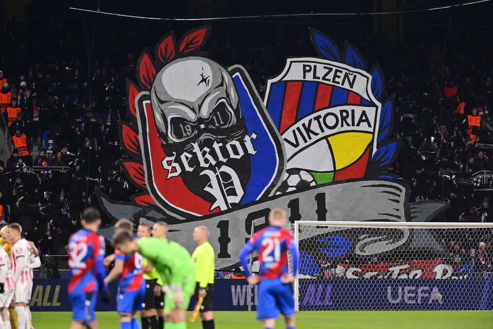 "KOSOVO JE SRBIJA" I "NEMA PREDAJE" SU PAROLE KOJE ČEKAJU DELIJE U PLZENJU: Navijači Viktorije poštuju Srbe kao slovensku braću i ne podnose albanske klubove