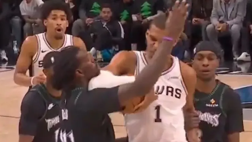 Favorizam NBA lige: Vembanjama pošteđen za divljački lakat u grlo (VIDEO)