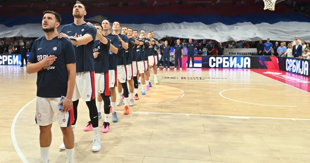 Prizor za ponos! Grmi Bože pravde u Areni, publika raširila zastavu Srbije preko cele tribine