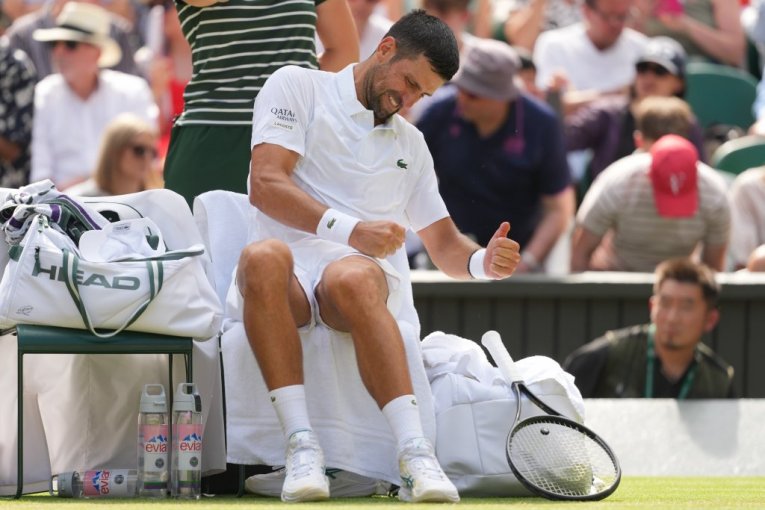 NOVAK ĐOKOVIĆ SE POVREDIO PRED MEČ SA SINEROM?! Ovaj detalj sa današnjeg treninga je zabrinuo njegove navijače (VIDEO)