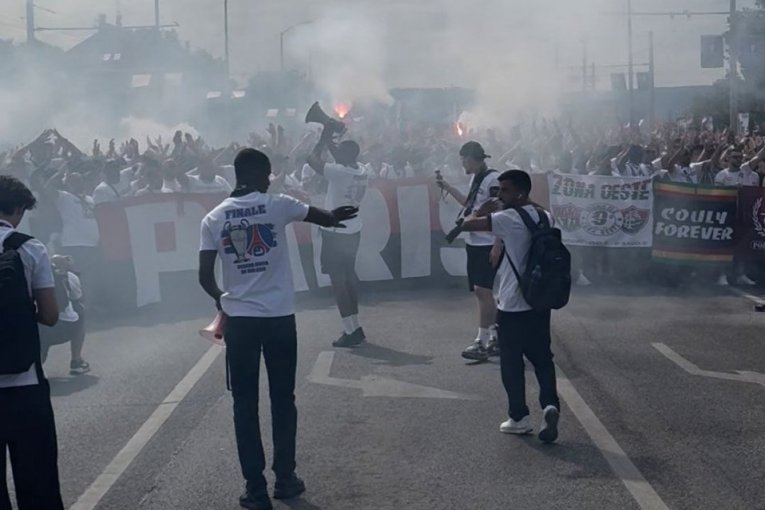 "SVECI" MARŠIRAJU BUDIMPEŠTOM: Pogledajte korteo navijača PSŽ pred finale Lige šampiona (FOTO, VIDEO)