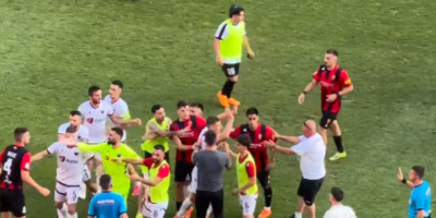 Haos na terenu, neverovatne scene: Pesničenje fudbalera usred meča (VIDEO)