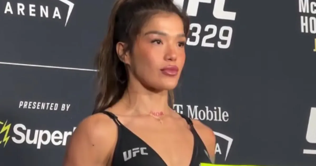 Svi su gledali u nju! Zgodna Trejsi se pojavila u donjem vešu pred UFC spektakl, "sevnula" i tetovaža na guzi