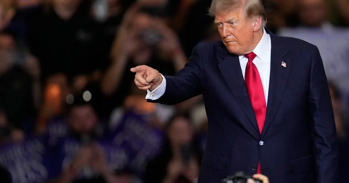 Donald Tramp oduševljen porukom iz Srbije: Objavio i snimak iz Arene uz transparent posvećen njemu