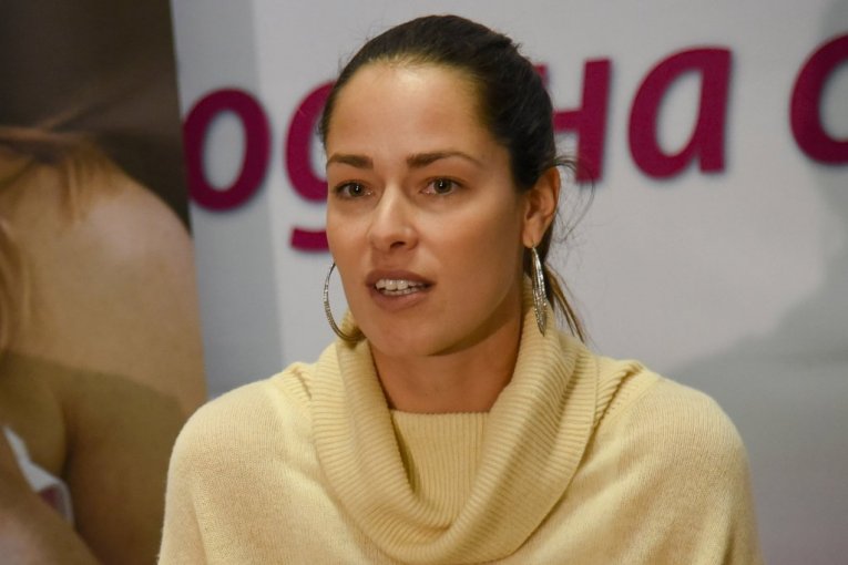Oblači se u ženu, pa grli Anu Ivanović: Bivša teniserka u društvu ovog muškarca (FOTO)