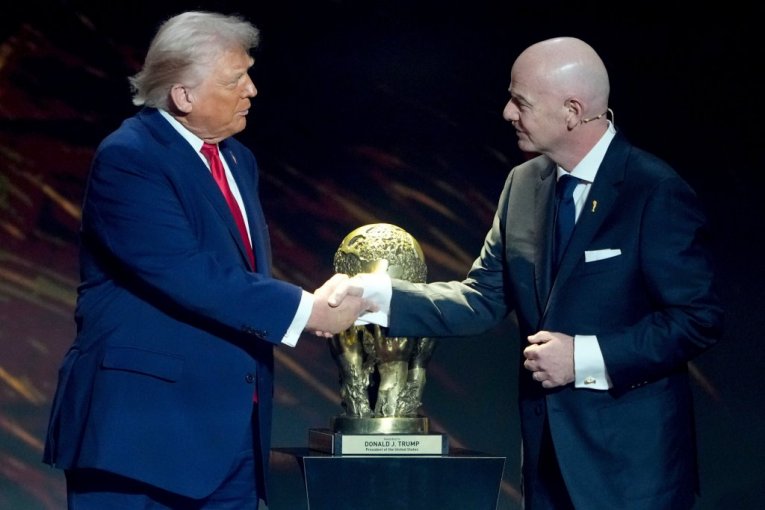 DONALD TRAMP ŠOKIRAO SVET! Priznao da je zvao FIFA, evo kako je došlo do neverovatne odluke o poništavanju crvenog kartona američkom reprezentativcu!