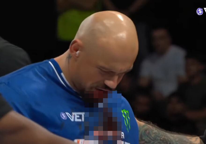 ŠIKLJA KRV NA SVE STRANE, NAVIJAČI U ARENI OSTALI U ŠOKU! Sudije odmah prekinule borbu.. Pogledajte UZNEMIRUJUĆ VIDEO!