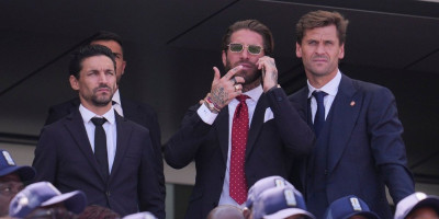 Španija slavila gol za titulu, Ramos ostao u klozetu? Kamere otkrile neverovatnu scenu (VIDEO)