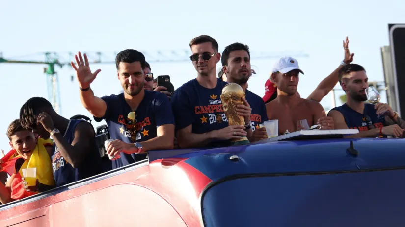 Doček kod kralja, pa parada: Milion ljudi na ulicama Madrida! Dajte boks meč između Gavija i Paredesa (VIDEO)