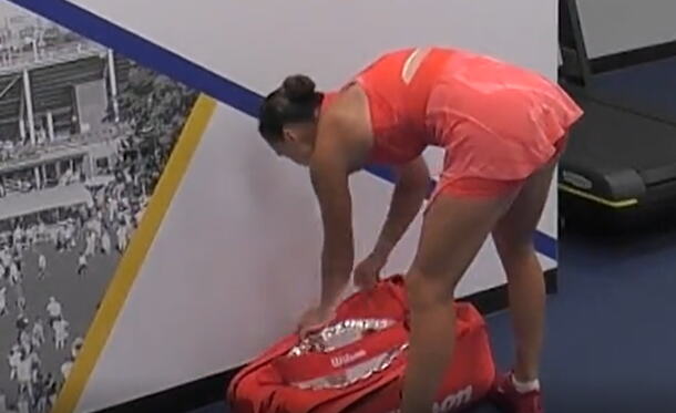SABALENKA NIJE MOGLA DA SE KONTROLIŠE! Isplivao ŠOK SNIMAK iz svlačionice: Spustila utešni trofej, otvorila torbu a onda NAPRAVILA HAOS! (VIDEO)