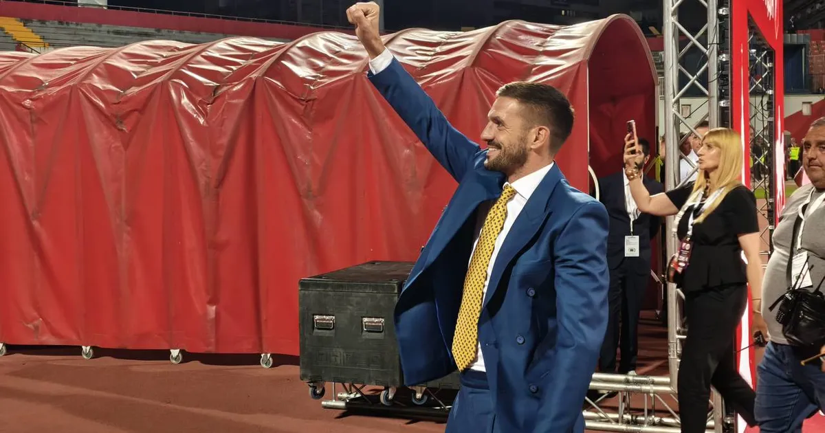 Dušan Tadić poveo navijanje sa navijačima Ajaksa posle pobede Holanđana protiv Vojvodine u Novom Sadu