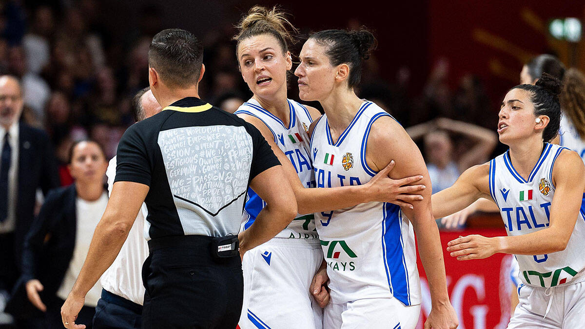 "Kako te bre nije sramota da lažeš": Italijanka odglumela faul, pa jurila da bije sudije posle meča