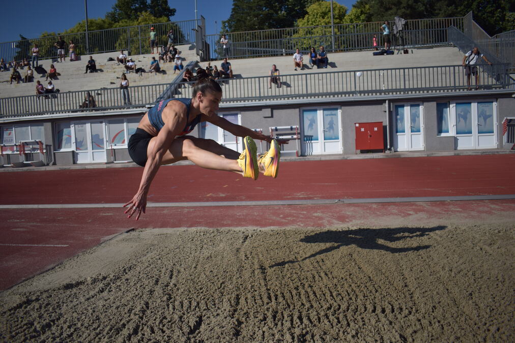 ZVEZDE SRPSKE ATLETIKE ZASIJALE U KRALJEVU: Ivana preko 14, Adriana iznad 60, Mina do nacionalnog rekorda